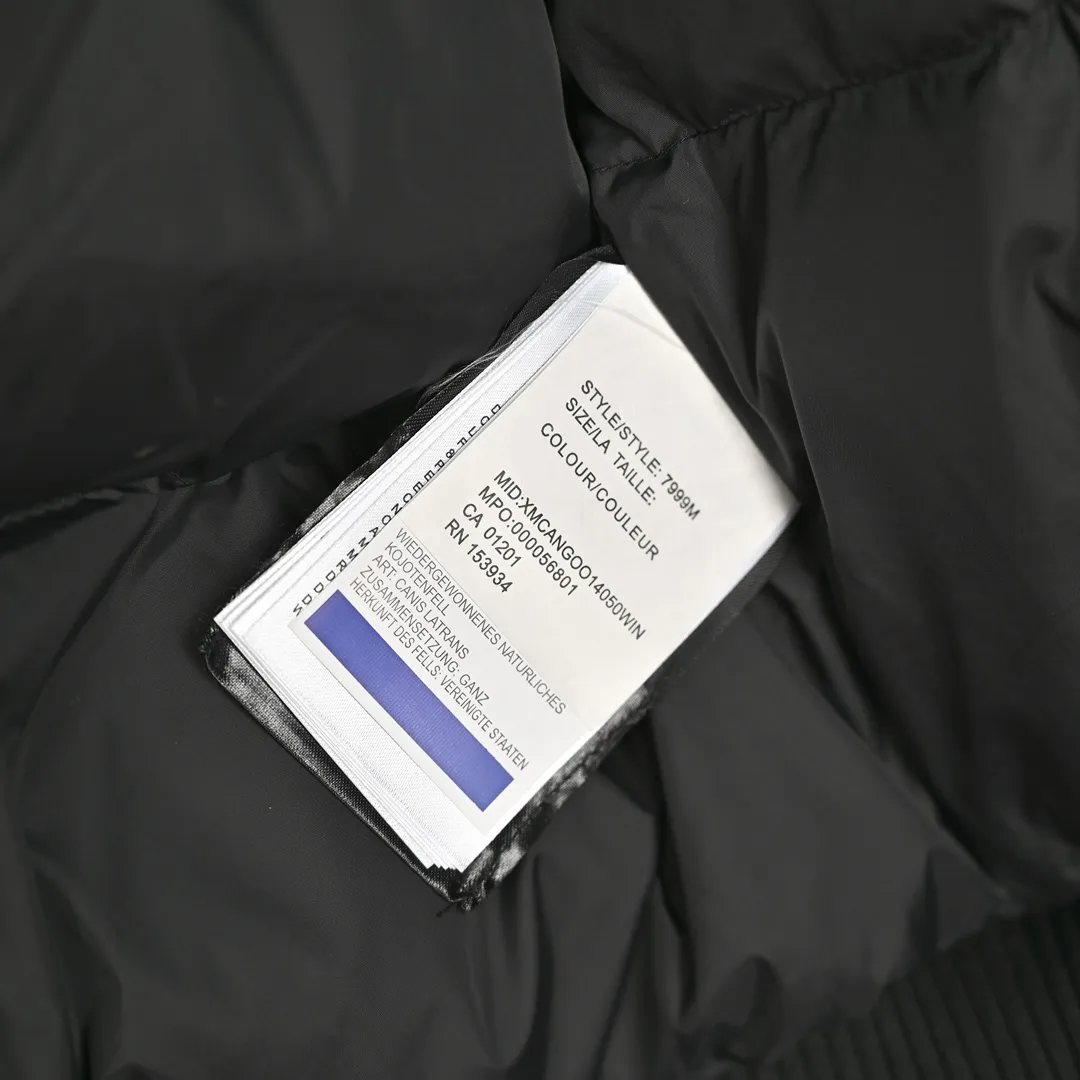P720 𝐂𝐚𝐧𝐚𝐝𝐚 𝐆𝐨𝐨𝐬𝐞 𝐄𝐱𝐩𝐞𝐝𝐢𝐭𝐢𝐨𝐧 𝟕𝟗𝟗𝟗𝐌 Canada Goose Model 01 Short Down Jacket 🔝Product color: black, off-white, graphite gray, navy blue, sky blue 🔝Product size: XS S M L 2️⃣Exclusively customized 18-count fabrics with the same ZP. Using "Arctic Tech" fabric technology, the outer fabric is 84.5% polyester fiber and 15.5% cotton, the lining is 100% cotton fiber, and the padding is 100% polyester fiber. It is durable, waterproof, windproof, cold-resistant and warm. 3️⃣The lining is made of 40D Nylon AC oil-based glue, with level 5 single-dye fastness. The collar flannel is made of original high-density mercerized velvet, and the pocket fabric is made of elastic high-density polar fleece, which is soft and skin-friendly. The bile cloth is made of 330T polyester anti-velvet No. 7 needle to prevent lint from running away. If there is lint running away, it will be given away for free! 4️⃣The JUKI large-scale sewing machine imported from Japan is professional in stitching and seaming. It completely follows the original 106 stitches on the whole piece of clothing and is reinforced throughout. The length of each jujube follows the original one and is fixed at 1-1.1cm. The density and length are the same as the original one. 5️⃣Yoshida YKK original zipper, Y-shaped double hook Velcro, and the cuffs are made of custom thickened seamless threads. This year, high-elastic spandex gold thread is added to the cuff thread to increase elasticity and strength. From fabrics and gallbladders to buttons and drawstrings, all are custom-developed and authentic. 6️⃣The imported Tajima embroidery machine is used to customize the chest logo with thousands of needles. The pattern is full and three-dimensional, and it is infinitely close to the original product. 7. The fur collars are made from western coyote skins imported from Canada. We purchased 10,000 top-quality fur collars in the spring. The width of the fur collars is 14cm and the length is 55cm. This winter, the quality of the fur collars will be stable throughout the season, eliminating the uneven quality of fur collars in the middle and later stages! 7️⃣Packaging is in a three-dimensional handbag with cards included. It’s more impressive to give it away and keep it for yourself.